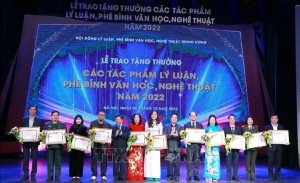 Nhà khoa học VNU-USSH đón nhận Tặng thưởng tác phẩm lý luận, phê bình văn học, nghệ thuật xuất bản năm 2022