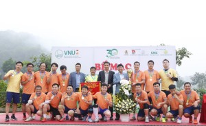 Đội bóng đá nam Trường ĐH KHXH&NV lần thứ 3 liên tiếp giành Cúp vô địch giải bóng đá nam cán bộ 2023