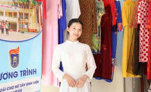 Trường đại học tặng 500 bộ áo dài cho tân sinh viên trong ngày nhập học